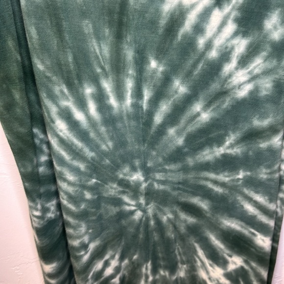 Zenana green tie-dye flowy tank size M - Picture 7 of 10